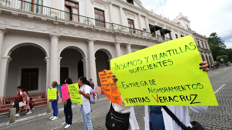 Trabajadores del IMSS Bienestar bloquean Enríquez